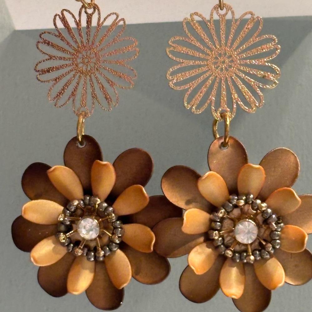 Anita K Pretty dangling Brown metal daisy earrings 🤎💛NWT